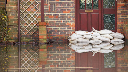 Haus-Sandsaecke-Hochwasser-96317286-FO-highwaystarz