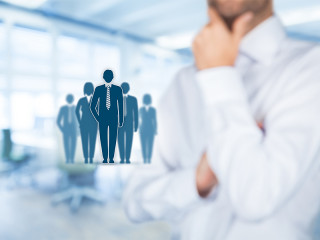 Anzugtraeger-hinter-Pictogramm-Maenchen-107216678-FO-Jakub-Jirsák