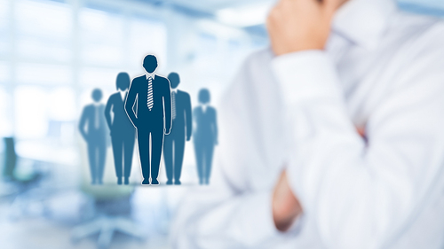 Anzugtraeger-hinter-Pictogramm-Maenchen-107216678-FO-Jakub-Jirsák