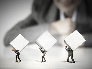 Kleine-Anzugtraeger-schleppen-Wuerfel-67971955-FO-Sergey-Nivens