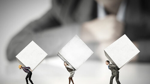 Kleine-Anzugtraeger-schleppen-Wuerfel-67971955-FO-Sergey-Nivens