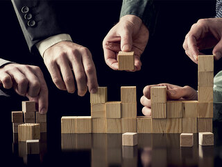 Haende-bauen-gemeinsam-104092404-FO-Gajus