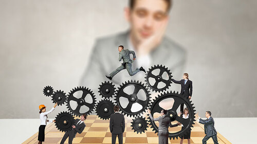 Anzugtraeger-Schachbrett-Zahnraeder-111170323-FO-Sergey-Nivens