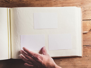 Leeres-Fotoalbum-Hand-86025569-FO-Halfpoint