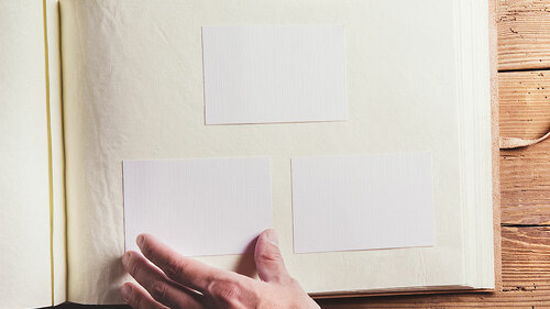 Leeres-Fotoalbum-Hand-86025569-FO-Halfpoint