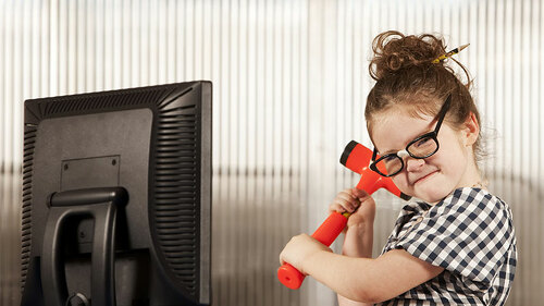 Kind-zerstoert-Monitor-12882580-FO-Scott-Griessel