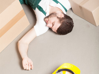 Von-der-Leiter-gefallen-61492325-FO-Photographee-eu