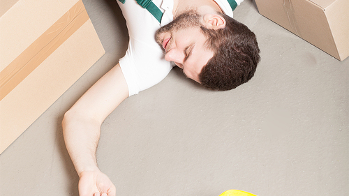 Von-der-Leiter-gefallen-61492325-FO-Photographee-eu