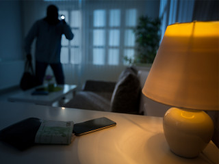 Einbrecher-in-Wohnung-95401790-FO-Igor-Mojzes