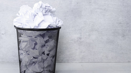 Voller-Papierkorb-76944989-FO-Yeko-Photo-Studio