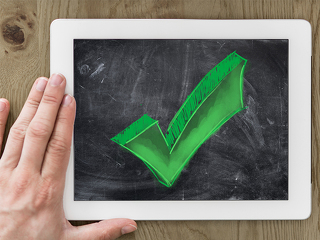 Haekchen-auf-Tablet-Tafel-109896831-FO-vege