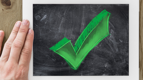 Haekchen-auf-Tablet-Tafel-109896831-FO-vege