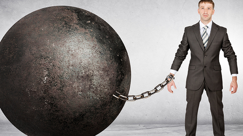 Anzugtraeger-angekettet-111384267-FO-cherezoff