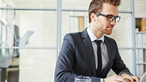 Anzugtraeger-Laptop-80835183-FO-postmaster