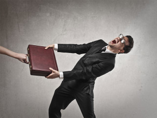 Anzugtraeger-entreißt-Aktenkoffer-53486623-FO-olly