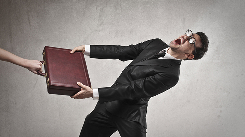 Anzugtraeger-entreißt-Aktenkoffer-53486623-FO-olly