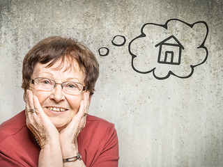 Rentnerin-denkt-an-Haus-110355938-FO-DDRockstar