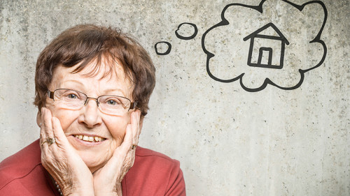 Rentnerin-denkt-an-Haus-110355938-FO-DDRockstar