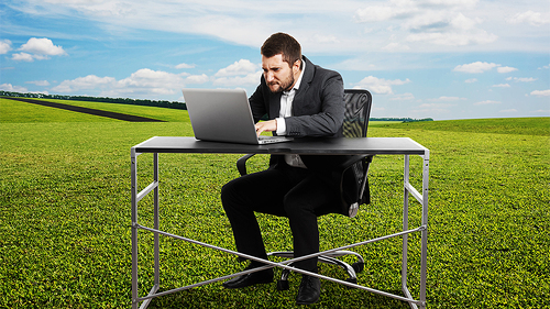 Anzugtraeger-arbeitet-im-Freien-71147582-FO-ArtFamily