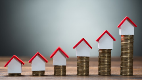 Haeuser-auf-Muenzstapeln-100773236-FO-Andrey-Popov