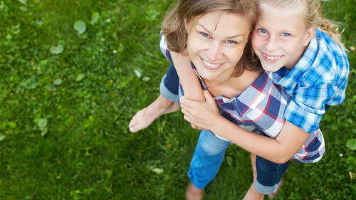 Mutter-Tochter-Wiese-116148312-FO-natasnow