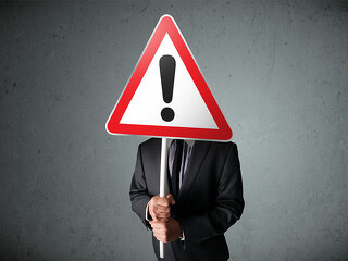 Anzugtraeger-Verkehrsschild-Ausrufezeichen-58464617-FO-ra2-studio