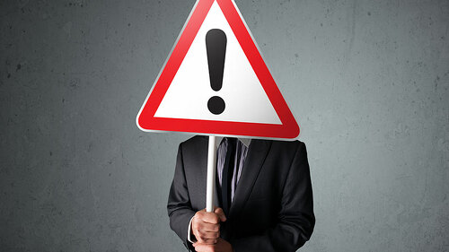 Anzugtraeger-Verkehrsschild-Ausrufezeichen-58464617-FO-ra2-studio