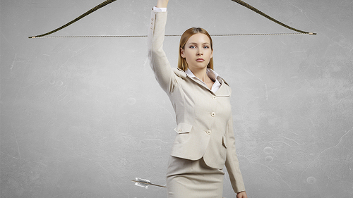 Business-Frau-mit-Bogen-115208230-FO-Sergey-Nivens