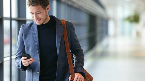 Mann-Smartphone-Flughafen-63174131-FO-Maridav