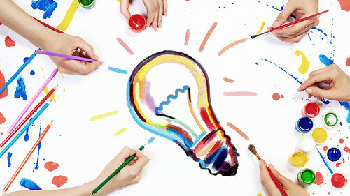 Haende-malen-Gluehbirne-96152560-FO-Sergey-Nivens