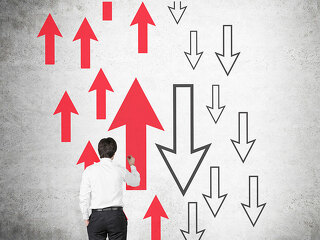 Anzugtraeger-Pfeile-hoch-runter-115472989-FO-denisismagilov