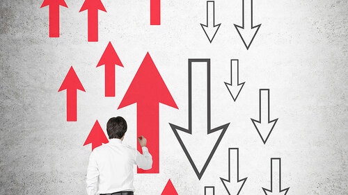 Anzugtraeger-Pfeile-hoch-runter-115472989-FO-denisismagilov
