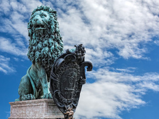 Loewe-Statue-Himmel-86401442-FO-waupee