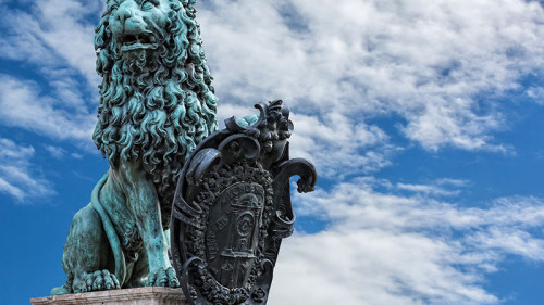 Loewe-Statue-Himmel-86401442-FO-waupee