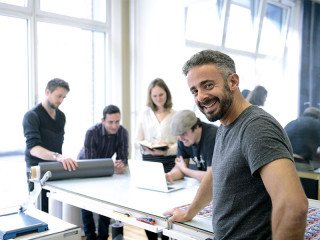 Team-arbeitet-Chef-guckt-82652610-FO-mangostock