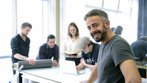 Team-arbeitet-Chef-guckt-82652610-FO-mangostock