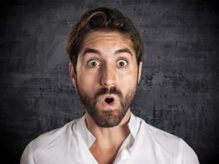 Mann-freudig-ueberrascht-100634826-FO-hppd