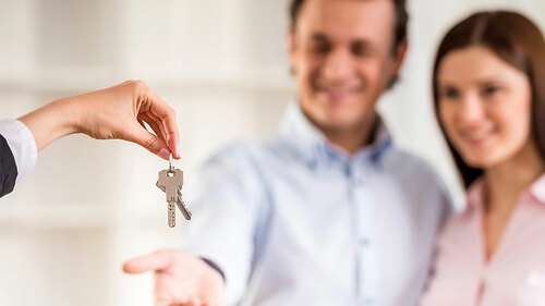 Immobilienmaklerin-Paar-82584070-FO-VadimGuzhva