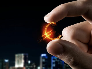 Euro-Symbol-zwischen-Fingerspitzen-112521650-FO-Sergey-Nivens