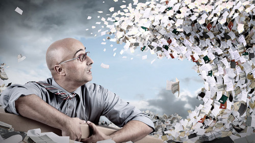 Anzugtraeger-Papier-Flut-54228135-FO-Luis-Louro