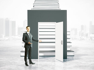 Anzugtraeger-Buch-Tuer-111950337-FO-peshkov