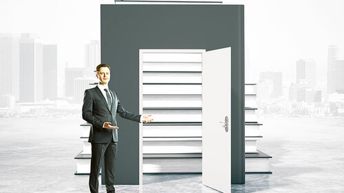 Anzugtraeger-Buch-Tuer-111950337-FO-peshkov