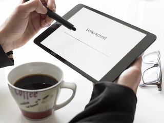 Frau-Tablet-digitale-Unterschrift-62721353-FO-Thomas-Zagler