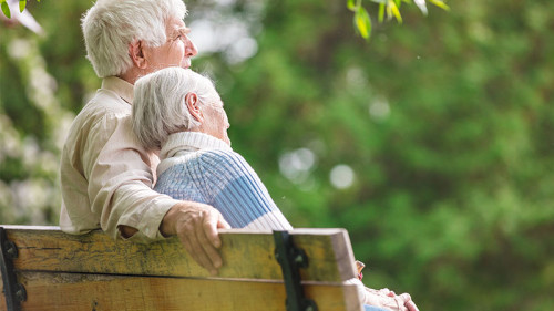Aelteres-Paar-auf-Parkbank-110037779-FO-Andrey-Bandurenko