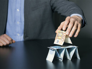 Anzugtraeger-baut-Geldschein-Pyramide-101369723-FO-ronstik