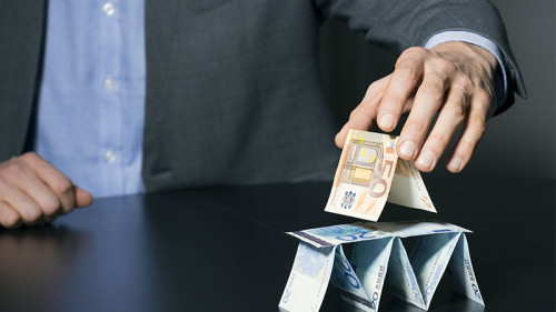 Anzugtraeger-baut-Geldschein-Pyramide-101369723-FO-ronstik