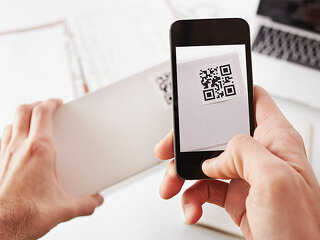 Mann-Handy-QR-Code-60244327-FO-martiapunts