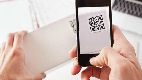 Mann-Handy-QR-Code-60244327-FO-martiapunts