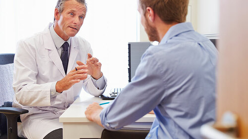 Arzt-klaert-Patienten-auf-91502345-FO-Monkey-Business