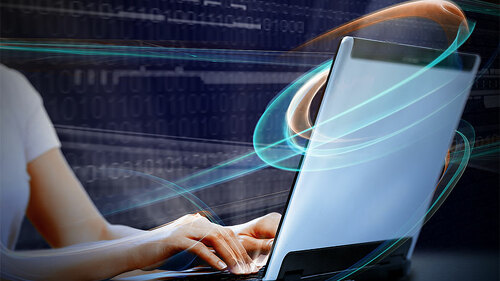 Frau-Laptop-Binaer-Code-58218903-FO-Kurhan